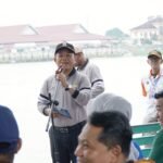 Gubernur Jambi Al Haris saat membuka lomba perahu tradisional di sungai Batanghari