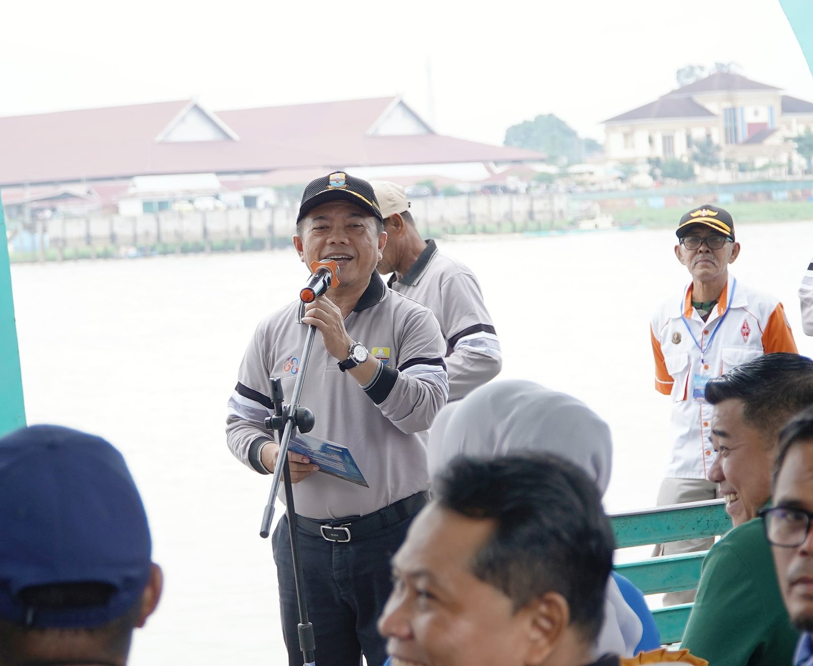 Gubernur Jambi Al Haris saat membuka lomba perahu tradisional di sungai Batanghari