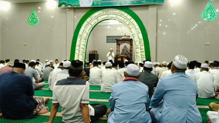 Gubernur Jambi Al Haris saat menggelar safari subuh di Masjid Shobahul Khoiriyah, Thehok, Kota Jambi