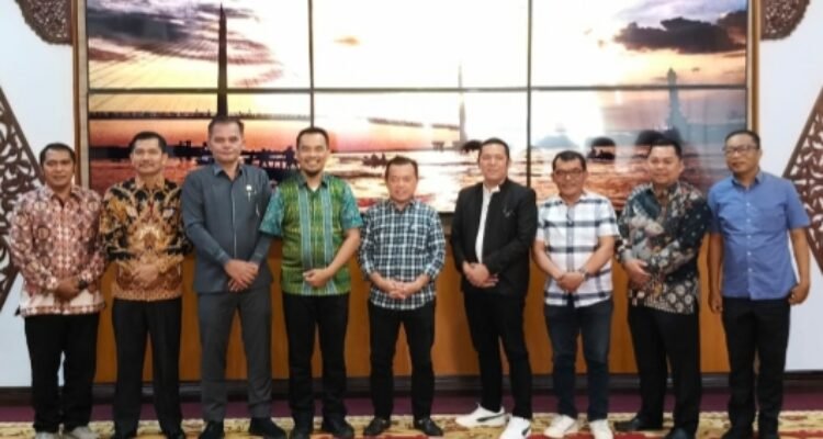 Gubernur Jambi Al Haris pengurus Pesparawi Jambi yang akan bertanding di Papua