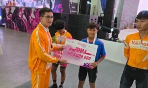 Penyerahan hadiah kepada pemenang