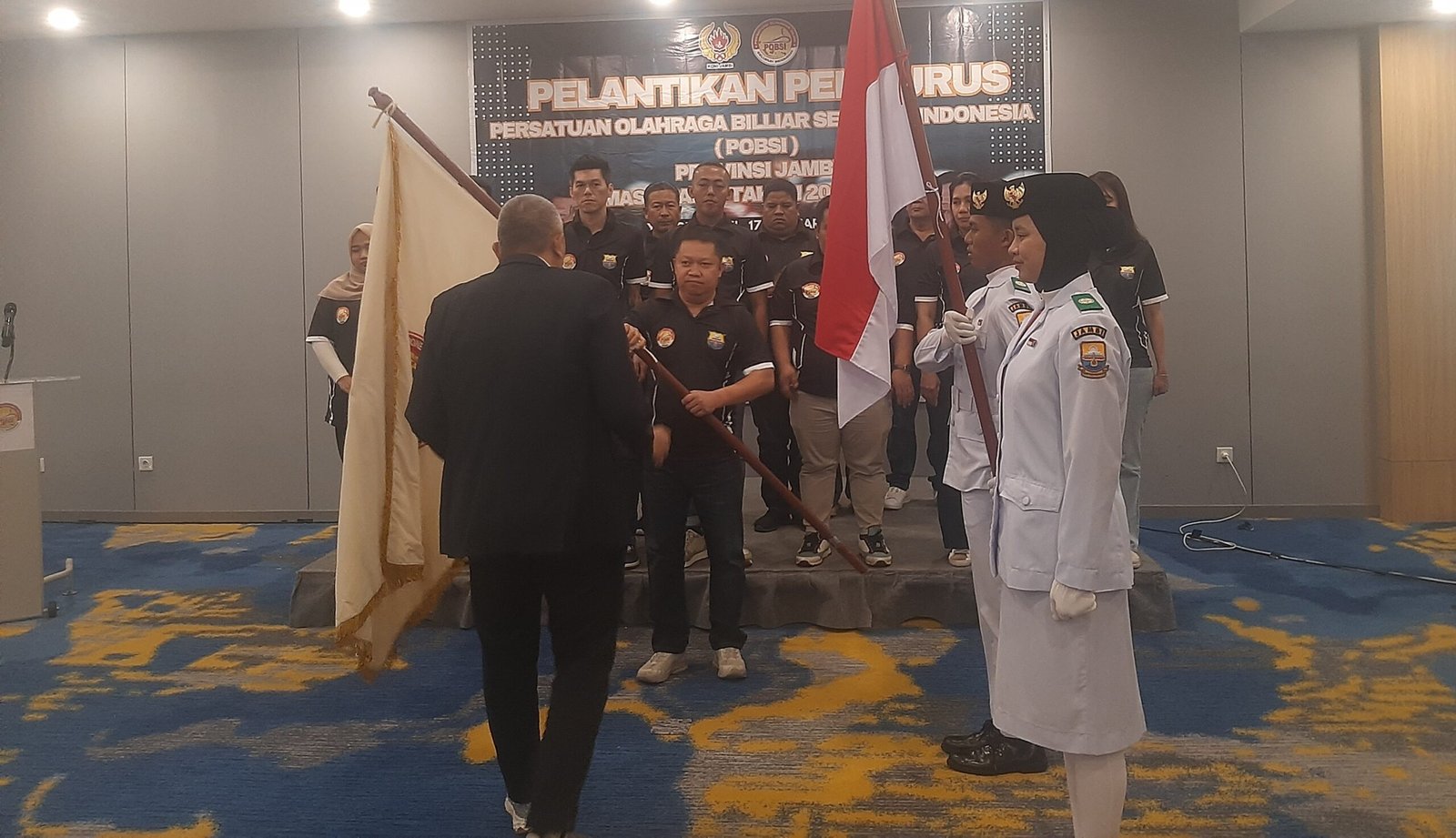 Penyerahan pataka dari Sekjen PB POBSI kepada Ketua POBSI Provinsi Jambi