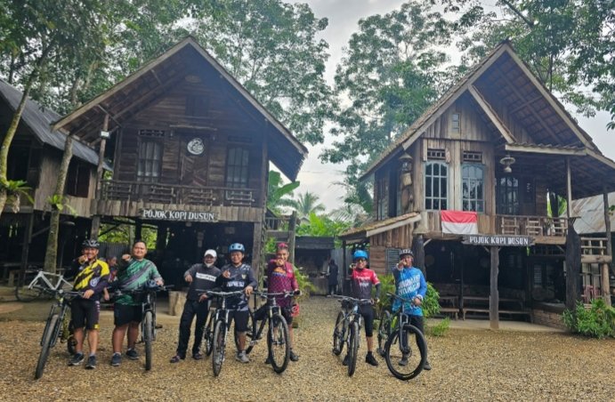 Foto bersama anggota JCC saat gowes ke Candi Muarojambi