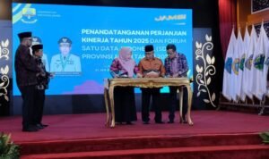 Gubernur Jambi menyaksikan penandatanganan perjanjian kinerja tahun 2025 yang dilakukan Kepala OPD