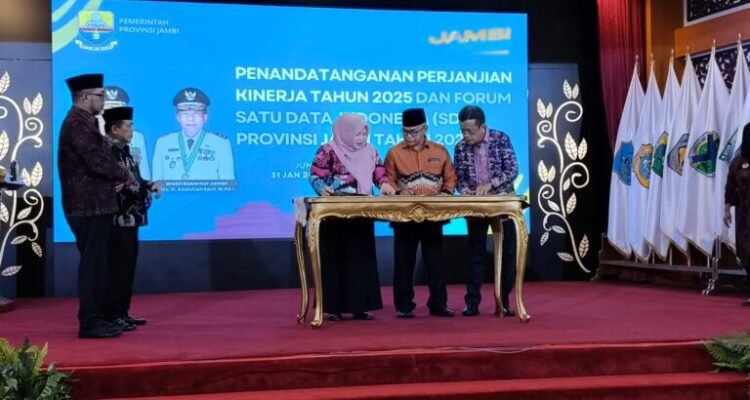 Gubernur Jambi menyaksikan penandatanganan perjanjian kinerja tahun 2025 yang dilakukan Kepala OPD