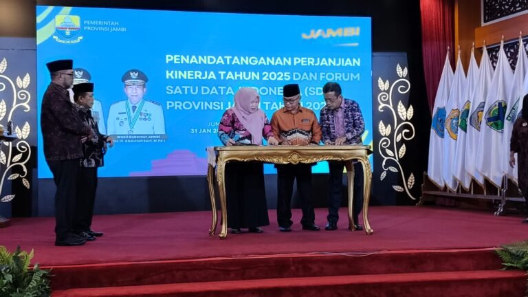 Gubernur Jambi menyaksikan penandatanganan perjanjian kinerja tahun 2025 yang dilakukan Kepala OPD