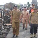 Gubernur Jambi, Al Haris saat meninjau lokasi kebakaran di Desa Sungai Itik, Kecamatan Sadu, Tanjung Jabung Timur