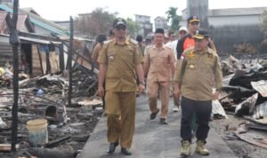 Gubernur Jambi, Al Haris saat meninjau lokasi kebakaran di Desa Sungai Itik, Kecamatan Sadu, Tanjung Jabung Timur