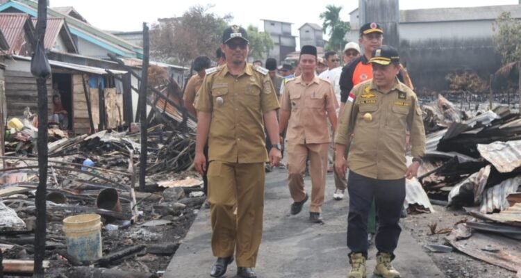 Gubernur Jambi, Al Haris saat meninjau lokasi kebakaran di Desa Sungai Itik, Kecamatan Sadu, Tanjung Jabung Timur