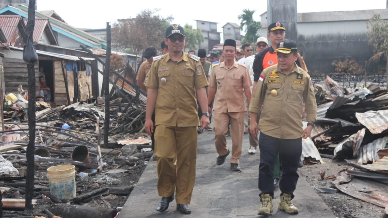 Gubernur Jambi, Al Haris saat meninjau lokasi kebakaran di Desa Sungai Itik, Kecamatan Sadu, Tanjung Jabung Timur