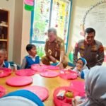 Gubernur Jambi Al Haris saat memantau pelaksanaan program makan bergizi gratis (MBG)