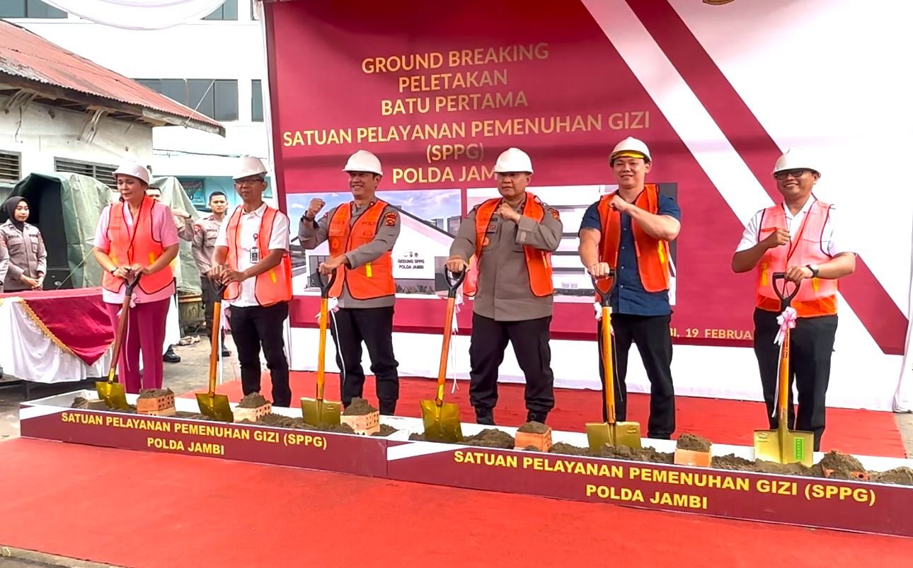 Peletakan batu pertama dapur sehat oleh Kapolda Jambi Irjen Pol Rusdi Hartono didampingi Wakapolda Brigjen Pol Edi Mardianto