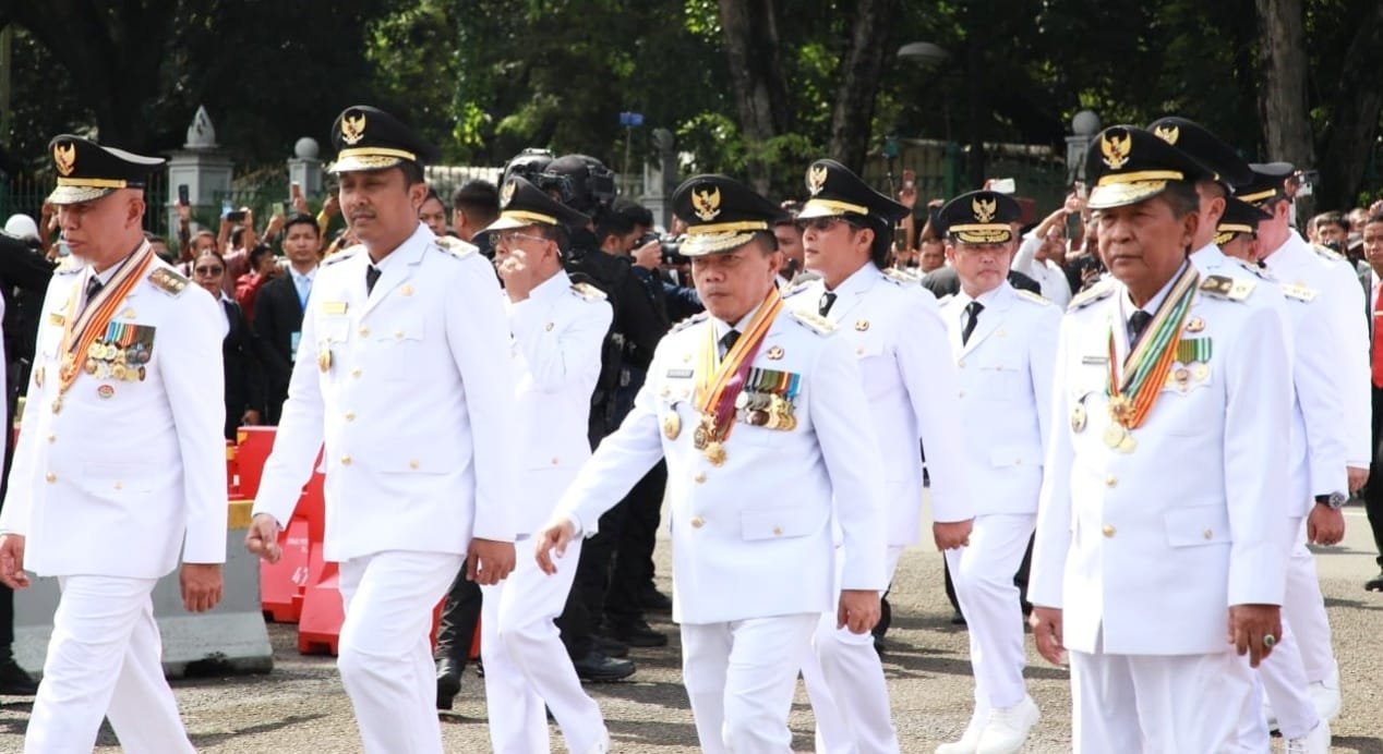 Al Haris dan Abdullah Sani saat pelantikan kepala daerah di Istana Negara, Jakarta