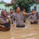 Kapolresta Jambi Kombes Pol Boy Sutan Binanga Siregar saat meninjau banjir di Kenali Asam Bawah