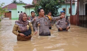 Kapolresta Jambi Kombes Pol Boy Sutan Binanga Siregar saat meninjau banjir di Kenali Asam Bawah