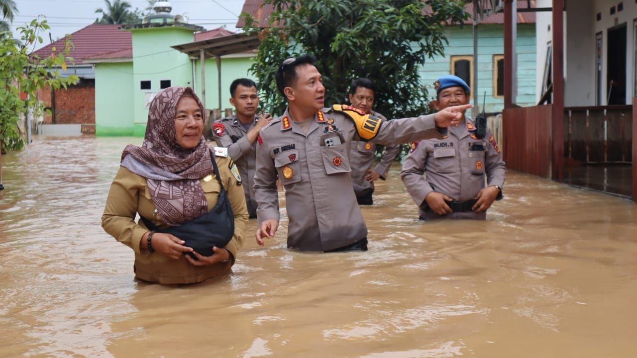 Kapolresta Jambi Kombes Pol Boy Sutan Binanga Siregar saat meninjau banjir di Kenali Asam Bawah