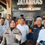 Kapolsek Jambi Selatan, AKP Helrawaty memberikan keterangan terkait lima pelajar yang diamankan karena hendak tawuran