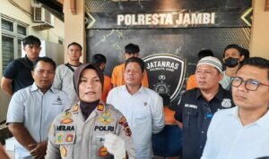 Kapolsek Jambi Selatan, AKP Helrawaty memberikan keterangan terkait lima pelajar yang diamankan karena hendak tawuran