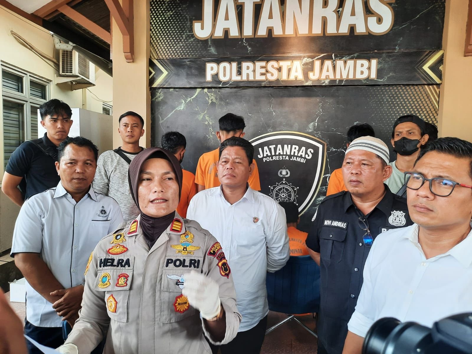 Kapolsek Jambi Selatan, AKP Helrawaty memberikan keterangan terkait lima pelajar yang diamankan karena hendak tawuran