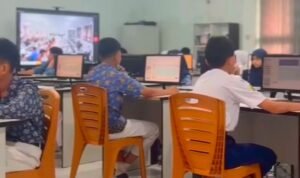 Calon siswa SMAN Titian Teras Jambi saat mengikuti ujian berbasis komputer