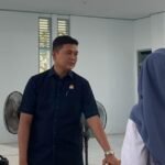 Ketua DPRD Provinsi Jambi, M. Hafiz saat memantau tes CAT untuk PPDB di SMA Titian Teras Abdurrahman Sayoeti