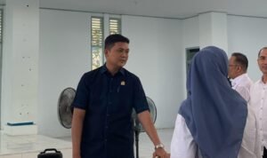 Ketua DPRD Provinsi Jambi, M. Hafiz saat memantau tes CAT untuk PPDB di SMA Titian Teras Abdurrahman Sayoeti