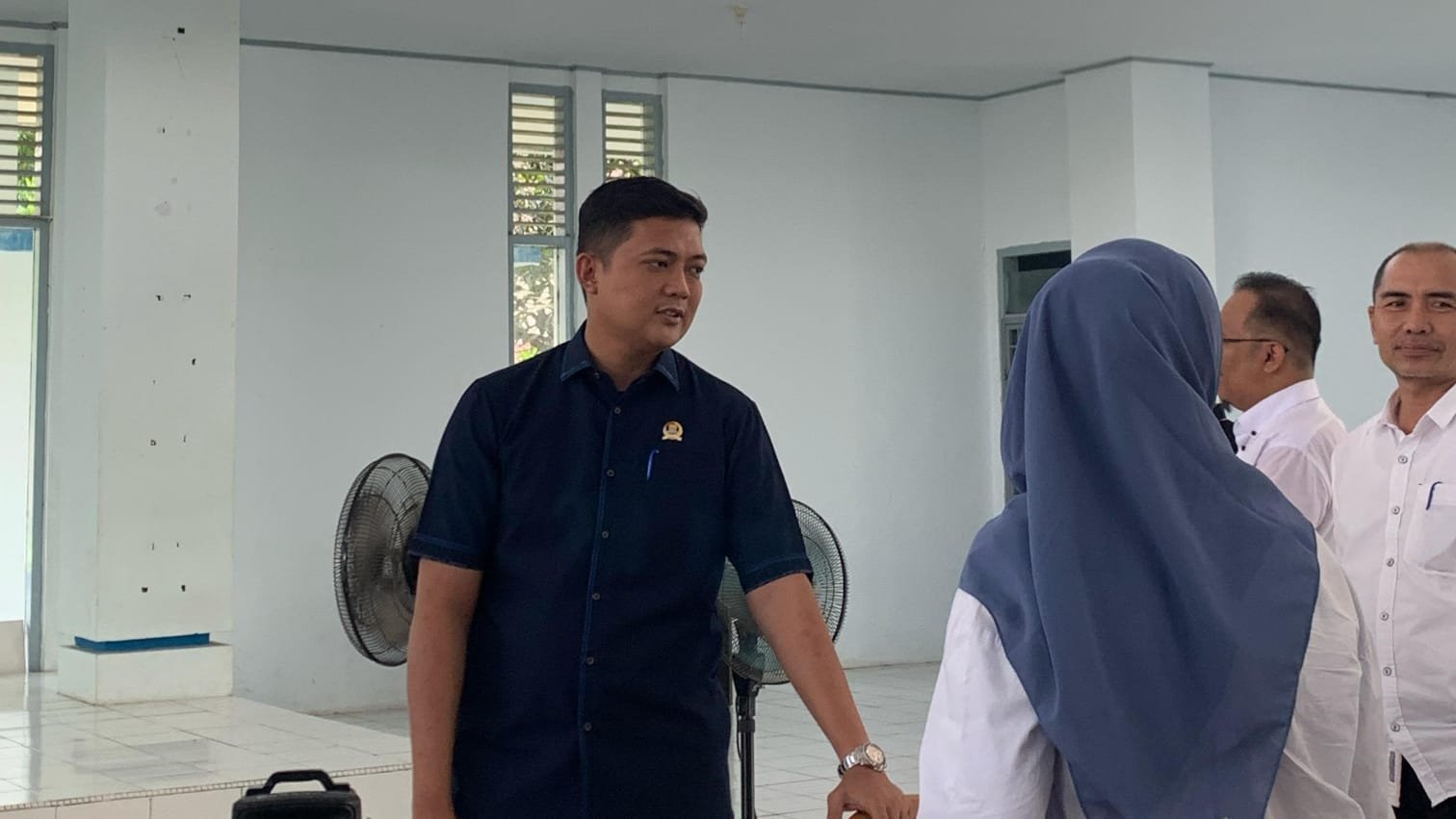 Ketua DPRD Provinsi Jambi, M. Hafiz saat memantau tes CAT untuk PPDB di SMA Titian Teras Abdurrahman Sayoeti