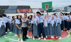 Kapolresta Jambi Kombes Pol Boy Sutan Binanga Siregar foto bersama pelajar SMA Unggul Sakti