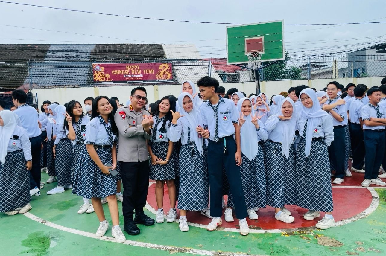 Kapolresta Jambi Kombes Pol Boy Sutan Binanga Siregar foto bersama pelajar SMA Unggul Sakti