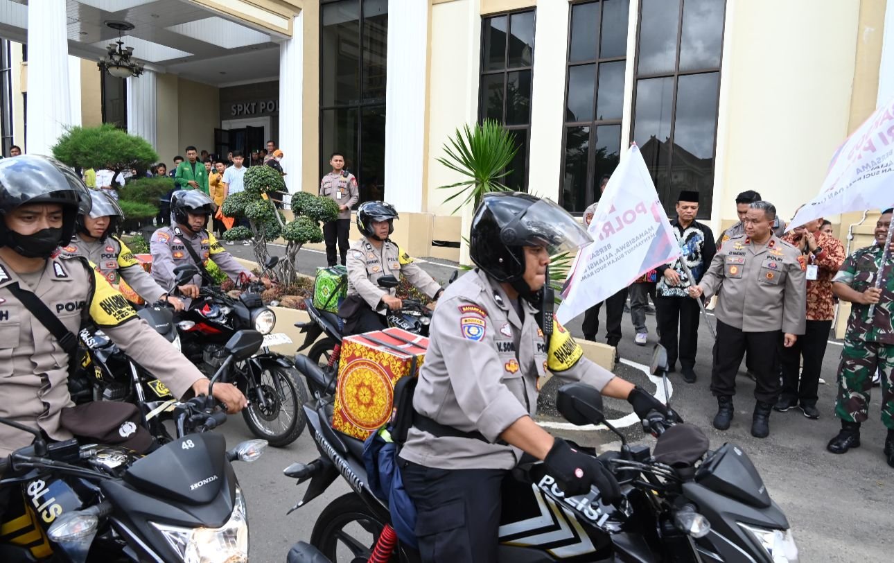 Wakapolda Jambi Brigjen Pol Edi Mardianto melepas penyaluran paket sembako bagi warga Kota Jambi