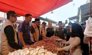 Sekda Provinsi Jambi Sudirman bersama TPID dan Tim Satgas Pangan melakukan saat sidak ke Pasar Angso Duo