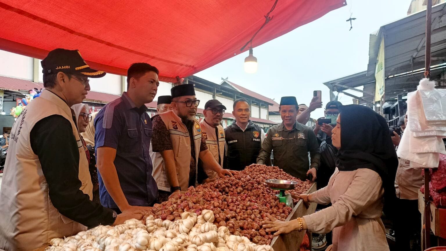 Sekda Provinsi Jambi Sudirman bersama TPID dan Tim Satgas Pangan melakukan saat sidak ke Pasar Angso Duo