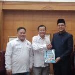 Penyerahan laporan kinerja Komisi Informasi kepada Ketua DPRD Provinsi Jambi M Hafiz Fattah