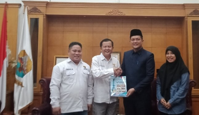 Penyerahan laporan kinerja Komisi Informasi kepada Ketua DPRD Provinsi Jambi M Hafiz Fattah