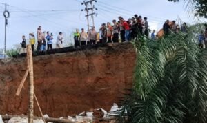 Wakapolda Jambi Brigjen Edi Mardianto saat meninjau Jalinsum di Bungo yang putus