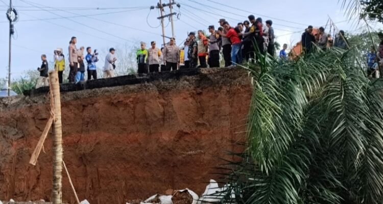 Wakapolda Jambi Brigjen Edi Mardianto saat meninjau Jalinsum di Bungo yang putus