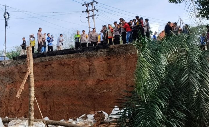 Wakapolda Jambi Brigjen Edi Mardianto saat meninjau Jalinsum di Bungo yang putus