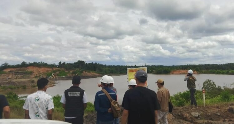 Tim gabungan mengecek lubang tambang batu bara di Koto Boyo, Batanghari