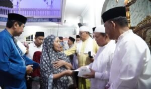 Gubernur Jambi Al Haris saat menyerahkan santunan