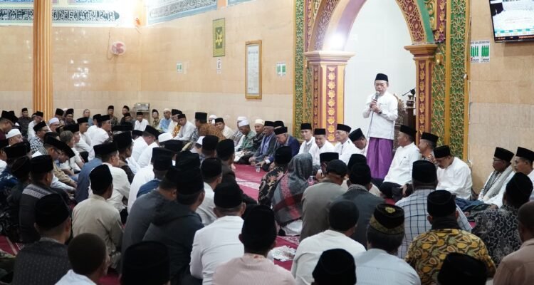 Gubernur Jambi Al Haris memberikan sambutan di acara safari Ramadhan 1446 H