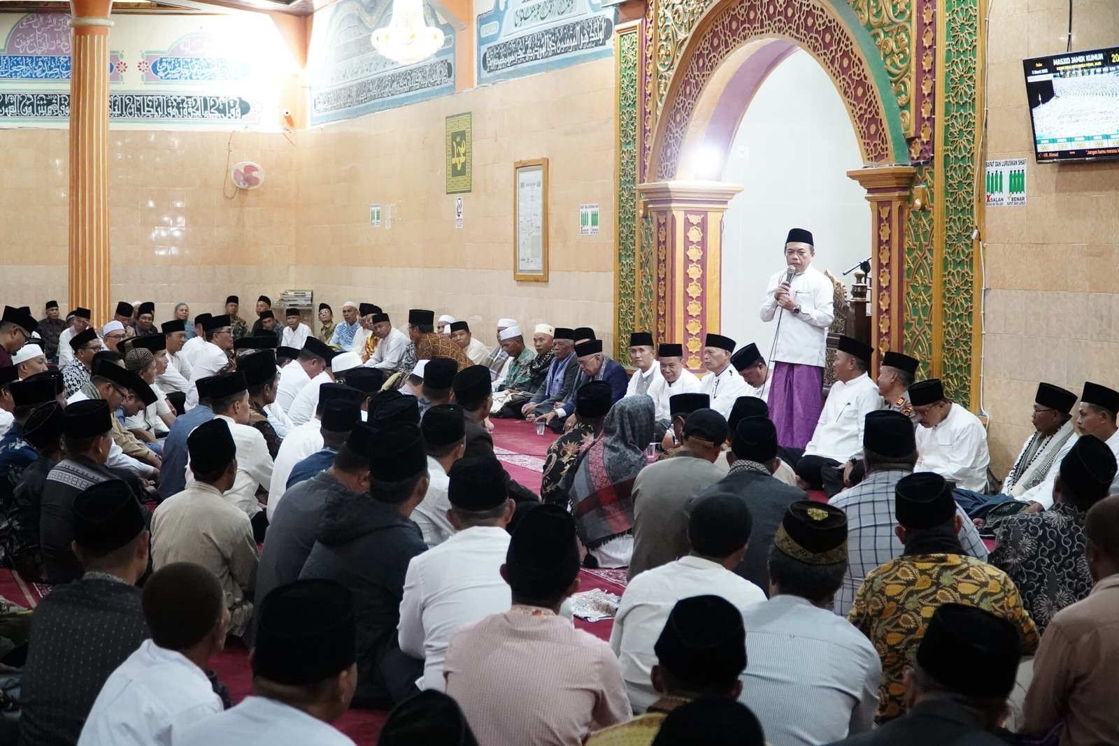 Gubernur Jambi Al Haris memberikan sambutan di acara safari Ramadhan 1446 H