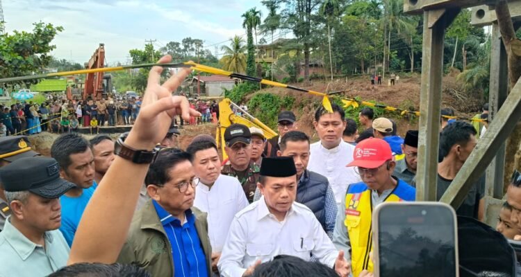 Gubernur Jambi, Al Haris meninjau jalan lintas Sumatra Jambi – Sumatera Barat yang putus di Kabupaten Bungo