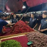 Satgas Pangan Ditreskrimsus Polda Jambi saat memantau stok cabe di pasar