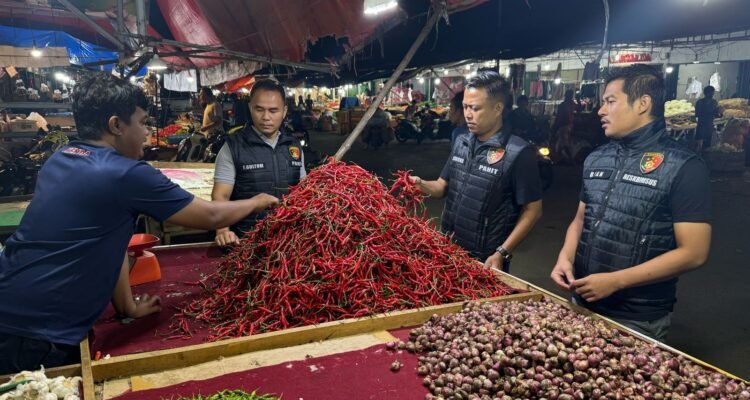 Satgas Pangan Ditreskrimsus Polda Jambi saat memantau stok cabe di pasar