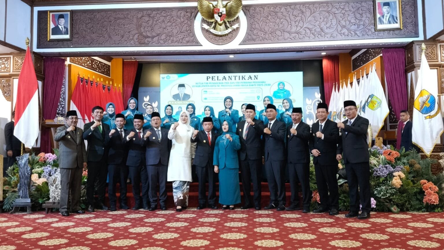 Gubernur Jambi, Al Haris foto bersama Bunda PAUD usai pelantikan