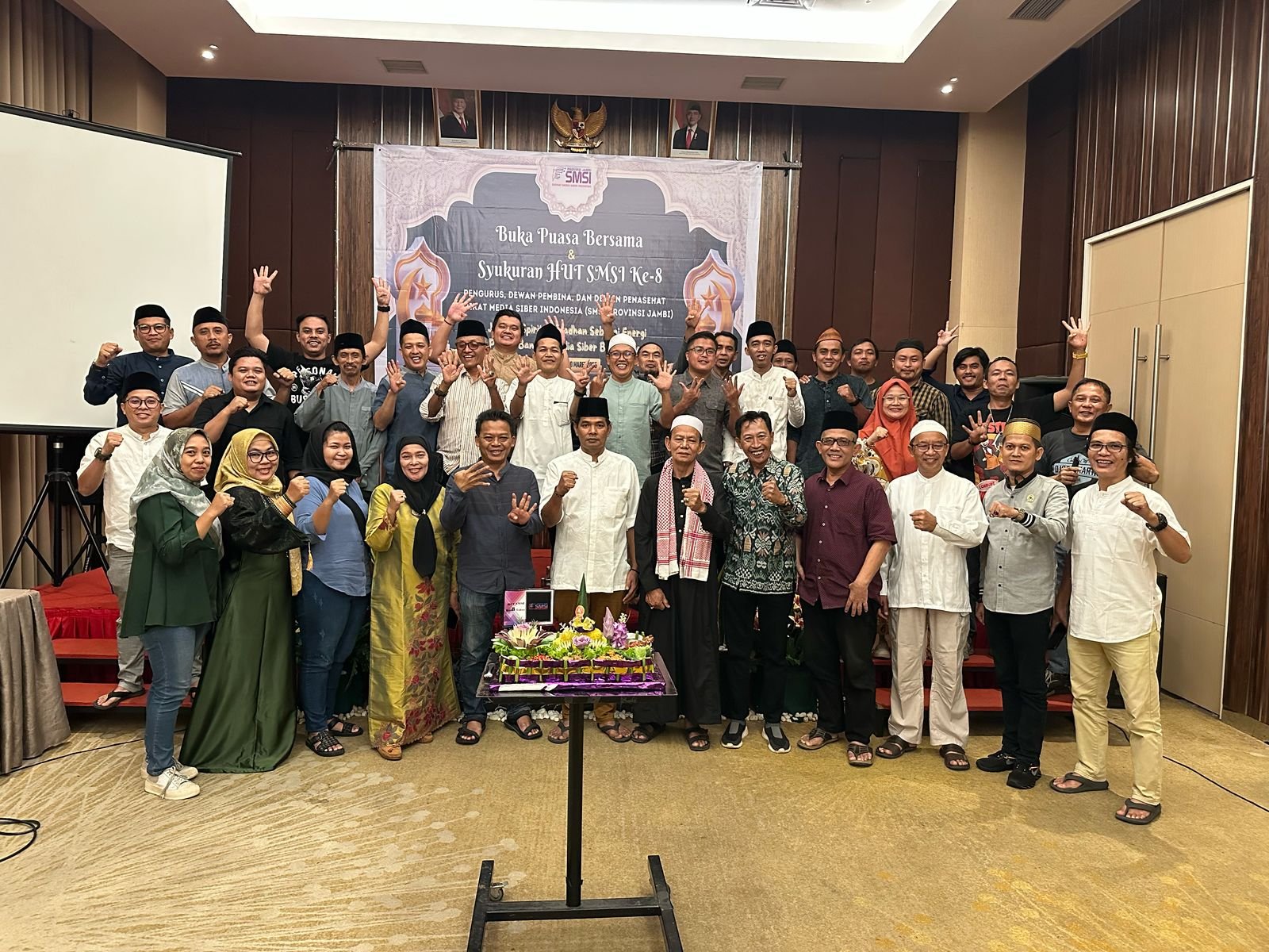 Ketua dan pengurus SMSI Jambi usai buka puasa bersama