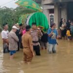 Bhabinkamtibmas Polsek Jambi Timur bersama warga ikut menggotong keranda jenazah