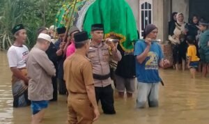 Bhabinkamtibmas Polsek Jambi Timur bersama warga ikut menggotong keranda jenazah