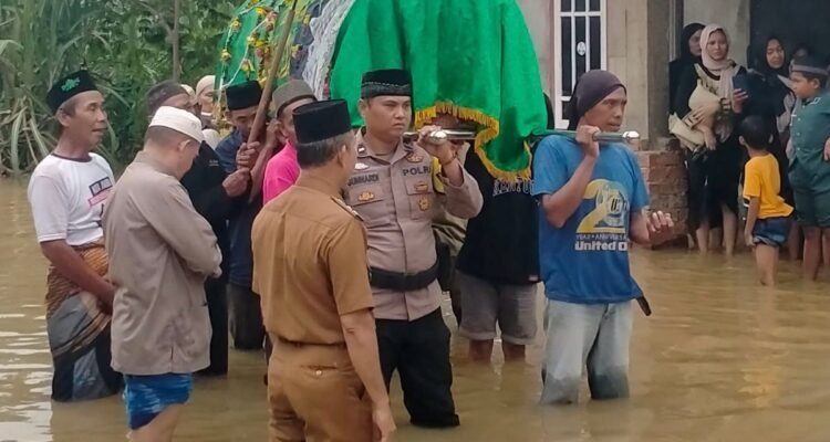 Bhabinkamtibmas Polsek Jambi Timur bersama warga ikut menggotong keranda jenazah