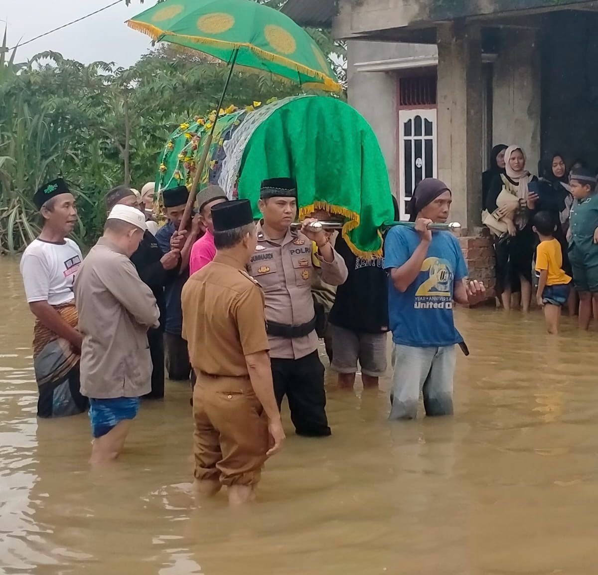 Bhabinkamtibmas Polsek Jambi Timur bersama warga ikut menggotong keranda jenazah